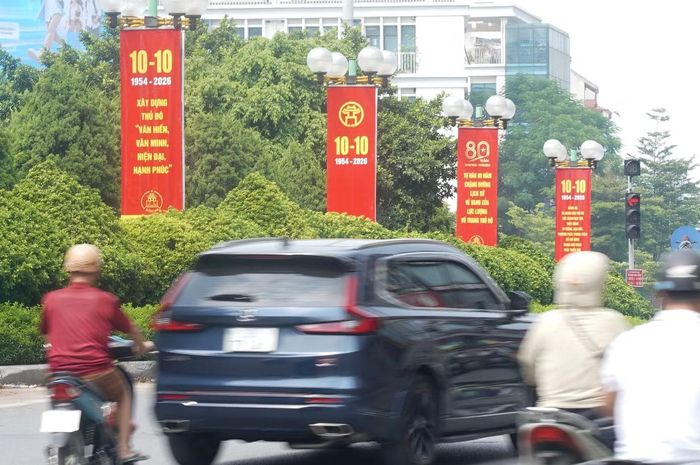Không khí chào mừng kỷ niệm 72 năm Ngày Giải phóng Thủ đô lan tỏa khắp các phố phường Hà Nội. Trên các tuyến phố như Xã Đàn, Tây Sơn, Tôn Đức Thắng, Hoàng Diệu, Đinh Tiên Hoàng... sắc đỏ của cờ Tổ quốc, pa-nô, áp phích lớn nổi bật giữa những hàng cây.