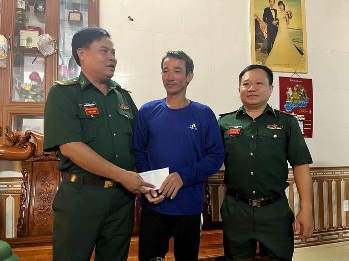 Đồn Biên phòng Cửa khẩu Cảng Gianh đã đến thăm hỏi, tặng quà ông Nguyễn Mạnh Cường.