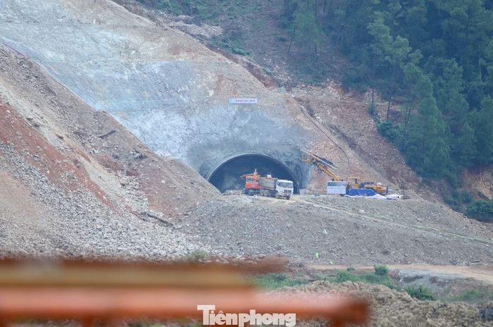 Theo anh Lê Thiên Thọ, tùy điều kiện địa chất và phương án kỹ thuật, đơn vị phải sử dụng cả phương pháp nổ mìn để phá đá.