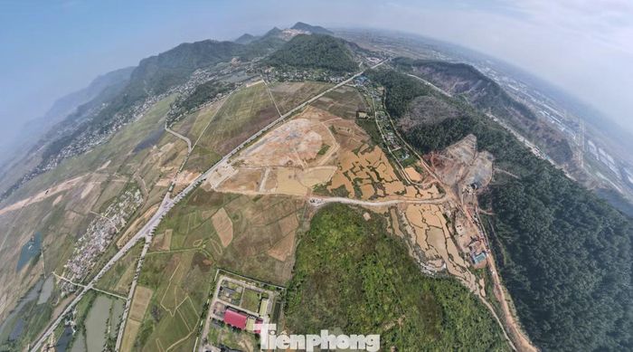  Tuyến cao tốc Vinh – Thanh Thủy có chiều dài gần 60km, đi qua 9 xã của tỉnh Nghệ An, với điểm đầu tại nút giao Hưng Tây, kết nối cao tốc Bắc - Nam và điểm cuối tại Khu kinh tế﻿ cửa khẩu Thanh Thủy, kết nối với nước Lào. Dự án có tổng mức đầu tư gần 24.000 tỷ đồng, được kỳ vọng mở ra không gian phát triển mới, tăng cường kết nối giao thương giữa Việt Nam và nước bạn Lào. 