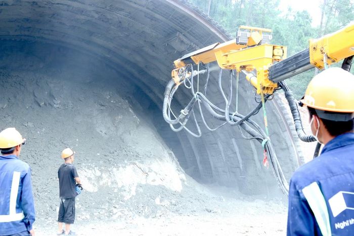 Hầm Đại Huệ được thiết kế gồm 2 ống hầm, mỗi ống dài gần 500m. Mỗi ống hầm rộng gần 15m, được thiết kế cho 3 làn phương tiện. Khi hoàn thành, công trình sẽ góp phần bảo đảm khả năng lưu thông trên tuyến cao tốc, đồng thời giải quyết thách thức địa hình tại khu vực núi Đại Huệ.