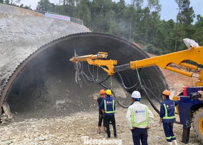 Để đáp ứng kế hoạch được giao, nhà thầu đã huy động hơn 100 nhân sự, tổ chức thi công 3 ca liên tục. Từ kỹ sư, công nhân đào hầm đến lực lượng vận hành máy móc, mỗi người đảm nhiệm một phần việc, phối hợp nhịp nhàng để duy trì nhịp độ thi công cả ngày lẫn đêm.