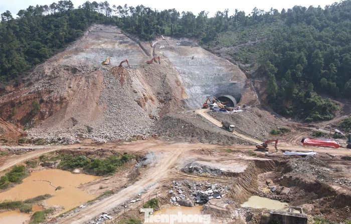 Trong khi hầm trái đã bước vào giai đoạn đào từ cuối tháng 9, tại vị trí hầm phải, đơn vị đang triển khai khoan nẹp và gia cố mái cơ, chuẩn bị các điều kiện cần thiết để mở cửa hầm. Theo kế hoạch của nhà thầu, cửa hầm phải dự kiến được mở vào cuối tháng 10.