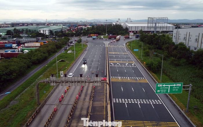 Cảnh đối lập xe tải di chuyển trên QL5 và cao tốc Hà Nội - Hải Phòng.