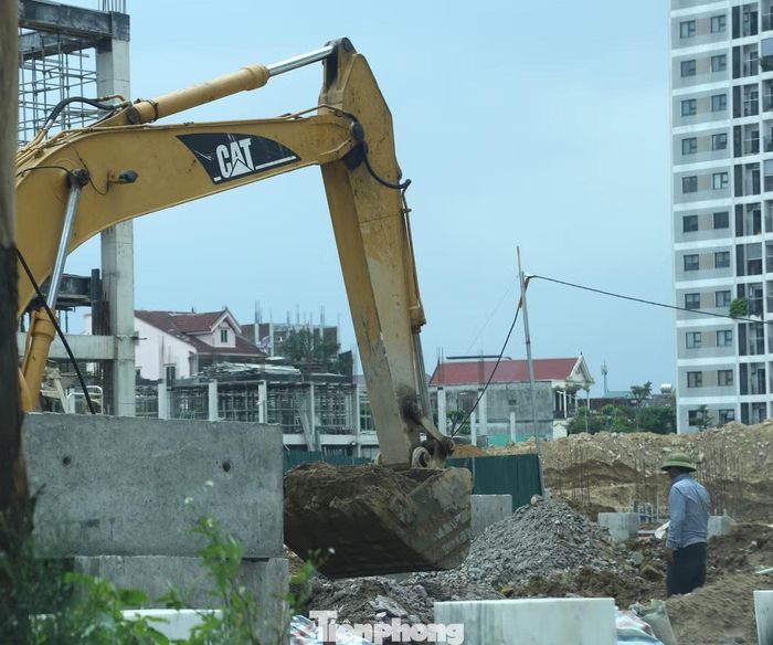 Công trình Trường Tiểu học Quang Trung đang được thi công trên nền trường cũ, đáp ứng nhu cầu học tập của học sinh địa phương.