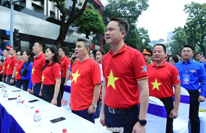 Đại biểu tham dự chương trình cùng hội viên, thanh niên hát vang Quốc ca, Hội ca tại lễ chào cờ Tôi yêu Tổ quốc tôi. Ảnh: Xuân Tùng