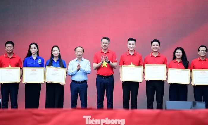Phó Bí thư chuyên trách Đảng ủy MTTQ, các Đoàn thể Trung ương Phạm Tất Thắng; và Bí thư T.Ư Đoàn, Chủ tịch T.Ư Hội LHTN Việt Nam Nguyễn Kim Quy trao bằng khen cho những tỉnh thành đoàn có thành tích xuất sắc trong triển khai hành trình. Ảnh: Xuân Tùng