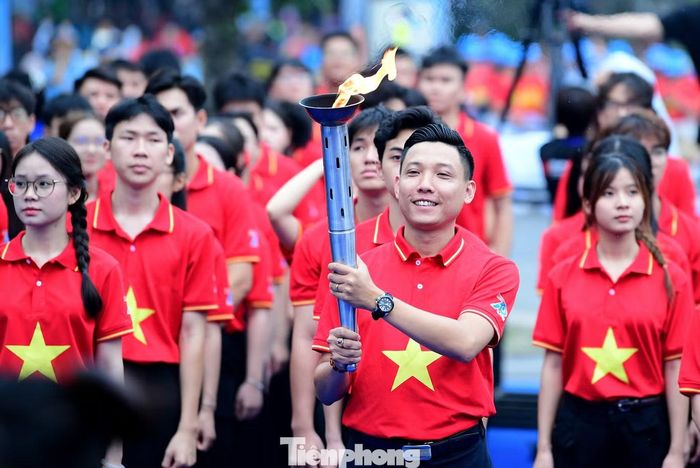 Hội viên, thanh niên thực hiện nghi thức rước ngọn đuốc Hành trình "Tôi yêu Tổ quốc tôi". (Trong ảnh, anh Đặng Thanh Tú - Bí thư Đoàn phường, Chủ tịch Hội LHTN Việt Nam phường Hoàn Kiếm, Hà Nội rước đuốc). Ảnh: Xuân Tùng