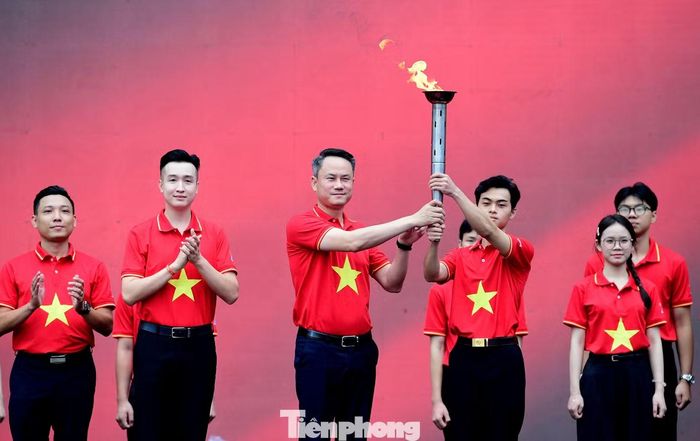 Anh Nguyễn Kim Quy - Bí thư T.Ư Đoàn, Chủ tịch T.Ư Hội LHTN Việt Nam trao ngọn đuốc Hành trình "Tôi yêu Tổ quốc tôi" cho đại diện thanh niên cả nước. Ảnh: Xuân Tùng