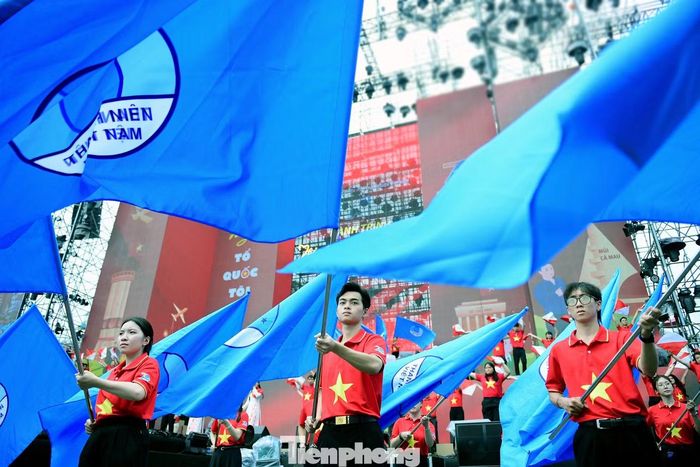 Lá cờ Hội LHTN Việt Nam cùng giai điệu "Tôi yêu Tổ quốc tôi" tung bay tại chương trình. Ảnh: Xuân Tùng