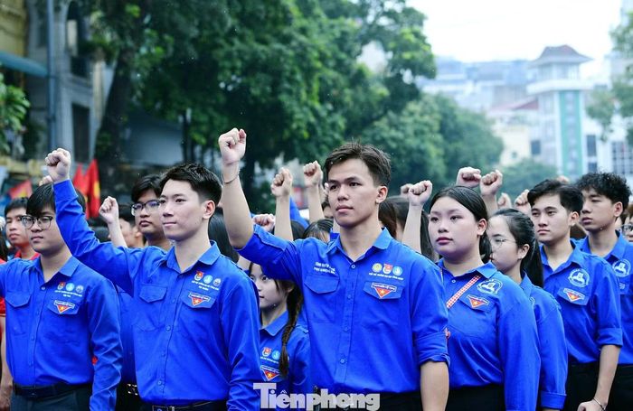 Hội viên, thanh niên đồng thanh quyết tâm "Thanh niên, tiến!". Ảnh: Xuân Tùng
