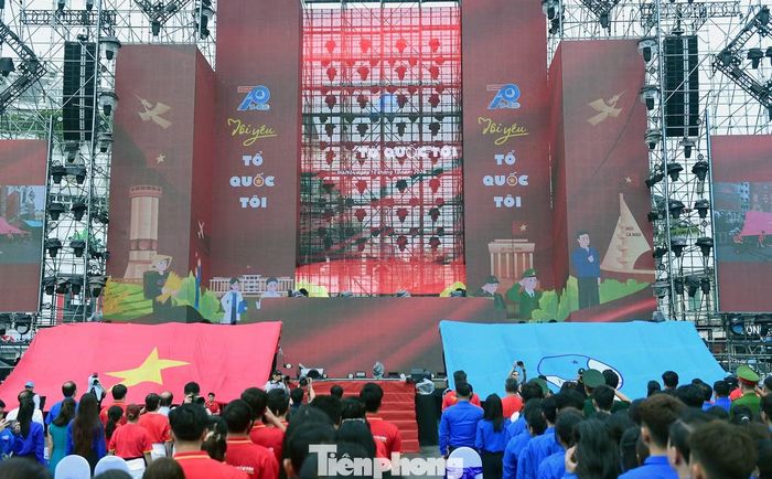Lễ chào cờ "Tôi yêu Tổ quốc tôi". Ảnh: Xuân Tùng