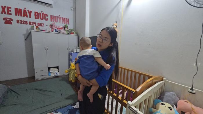 Chị Vũ Dương Bảo Châu, Phó Bí thư Đoàn phường Phan Đình Phùng đến thăm các bé tại mái ấm