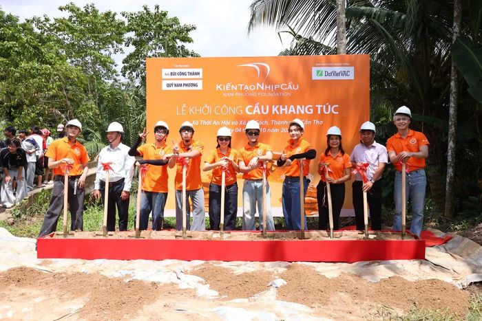 Các nghệ sĩ của Vũ trụ say hi tham gia khởi công cầu Khang Túc.