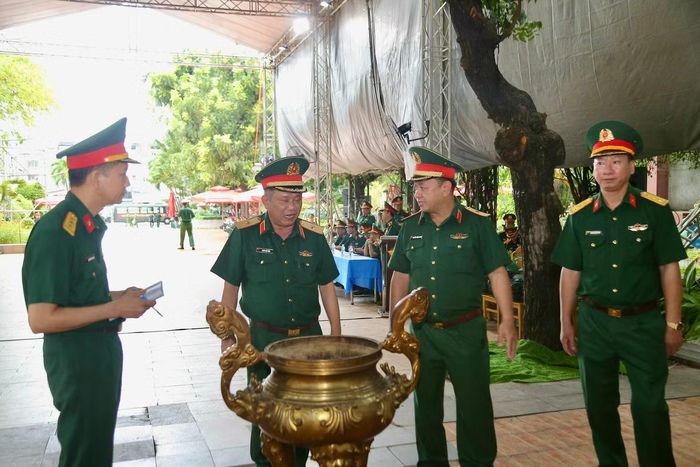 Thiếu tướng Trần Chí Tâm - Phó Chính ủy Quân khu 7, Thiếu tướng Nguyễn Thành Trung - Chính ủy Bộ Tư lệnh TPHCM và các lãnh đạo Quân khu 7, Bộ Tư lệnh thành phố kiểm tra tại buổi sơ duyệt sáng 10/10. Ảnh: Lê Giang