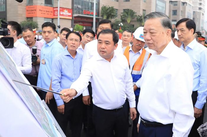  Bí thư Thành ủy Hà Nội Trần Đức Thắng báo cáo một số nội dung thực hiện các dự án với Tổng Bí thư, Chủ tịch nước Tô Lâm. Ảnh: Q.T. 