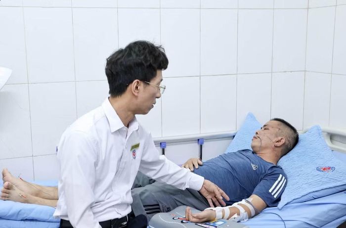 Anh Q. được đưa về quê nhà ở Nghệ An tiếp tục điều trị, phục hồi chức năng.