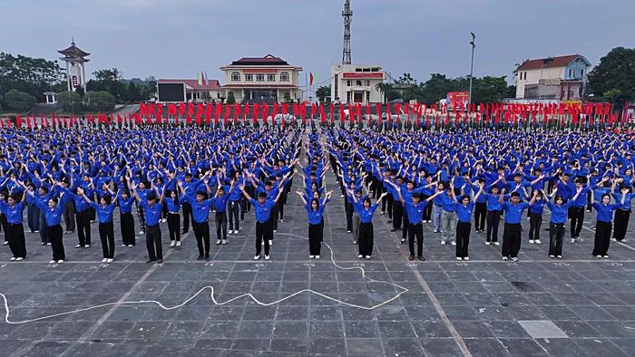 Màn đồng diễn của cán bộ, đoàn viên, thanh niên sáng ngày 10/10.