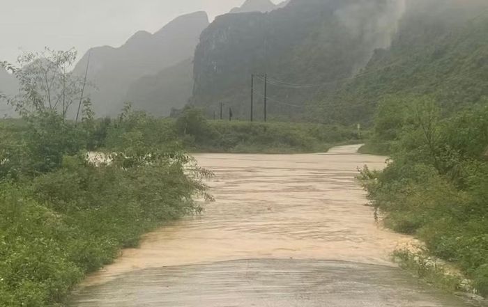 Mưa lớn, nước sông suối dâng cao gây ngập nhiều tuyến đường.