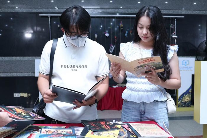 Bên lề tọa đàm, khán giả, nghệ sĩ có dịp theo dõi, tìm hiểu những tư liệu, hiện vật quý giá gắn liền với sự phát triển của truyền hình, điện ảnh Việt Nam. Ảnh: Ngô Tùng
