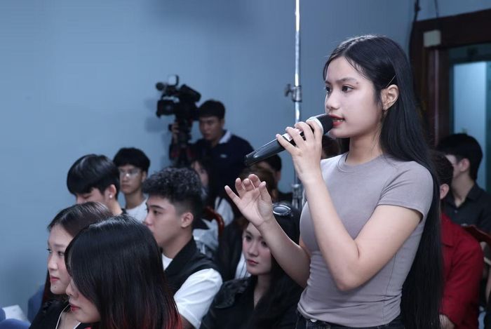 Hải Đan nêu ý kiến tại tọa đàm.