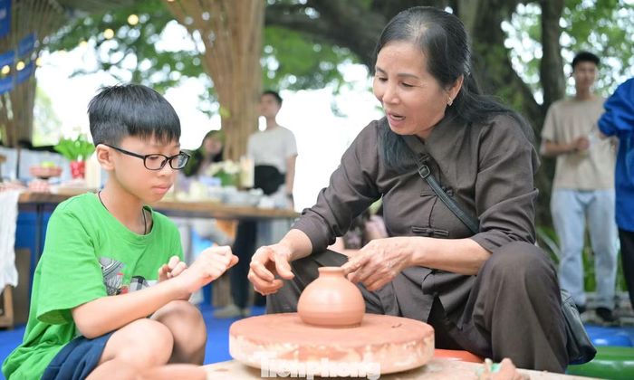 Hoạt động trải nghiệm nghề thủ công tại không gian triển lãm. Ảnh: P.Linh