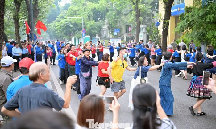 Nhiều hoạt động sôi nổi thu hút sự chú ý và tham gia của người dân, thanh niên. Ảnh: P.Linh
