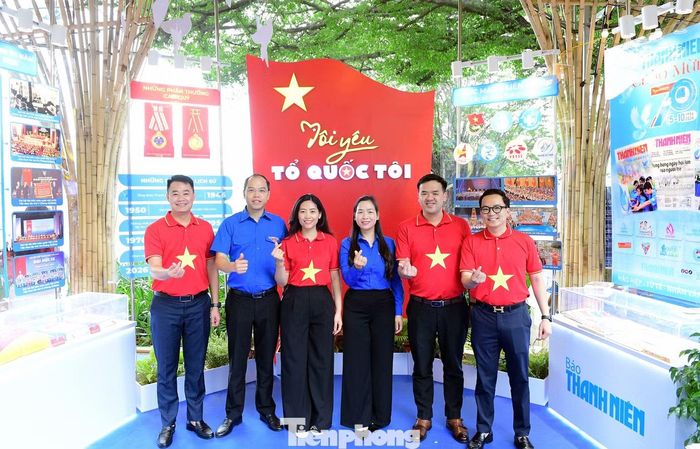  Cán bộ Đoàn, Hội check-in trong không gian giới thiệu truyền thống Hội LHTN Việt Nam. ﻿Ảnh: Xuân Tùng 