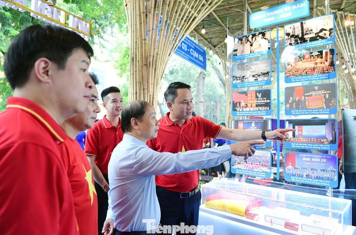 Triển lãm trưng bày nhiều hình ảnh, hiện vật giới thiệu các mốc, hoạt động tiêu biểu của tổ chức Hội. Ảnh: Xuân Tùng