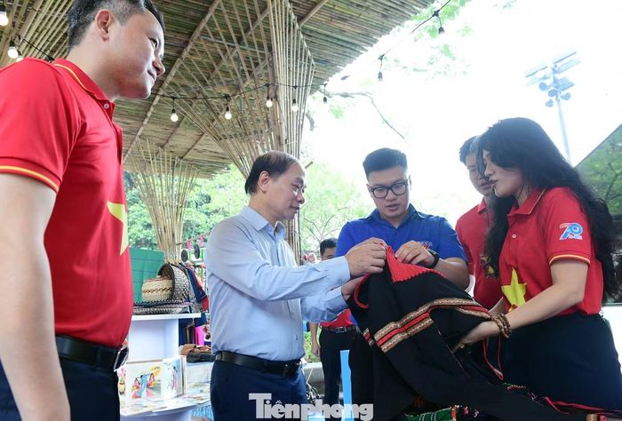  Nhiều sản phẩm khởi nghiệp, đồ thủ công được trưng bày, giới thiệu tại triển lãm. 