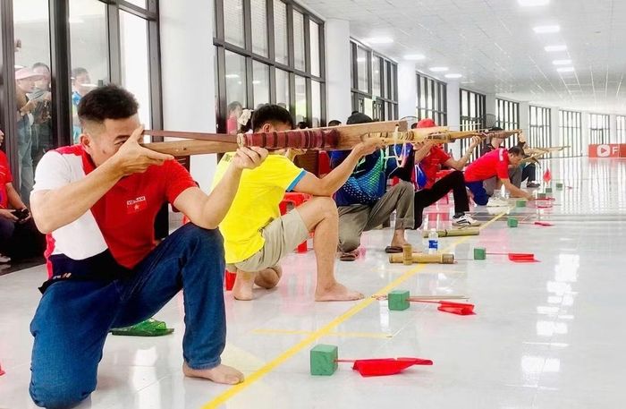 Các vận động viên thi đấu môn bắn nỏ nội dung quỳ bắn