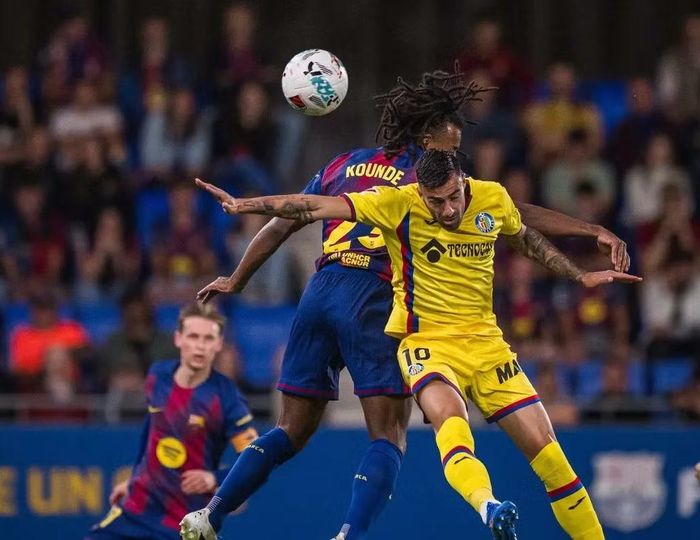 Barcelona (trên) thường xuyên áp đảo Getafe trong những lần đối đầu.