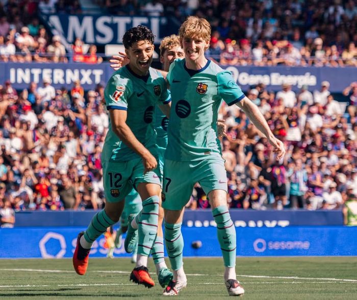 Anthony Gordon (phải) đang có phong độ cao và sẽ cùng với Lamine Yamal tạo thành gọng kìm "bóp nghẹt" Getafe.