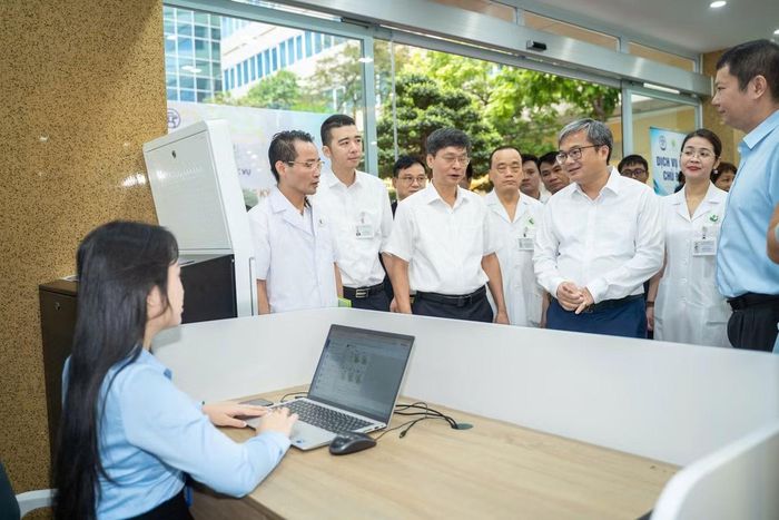 Ông Trương Việt Dũng, Phó Chủ tịch UBND thành phố Hà Nội và lãnh đạo các sở ban ngành tham quan quầy hỗ trợ đăng ký khai sinh tại Bệnh viện Phụ sản