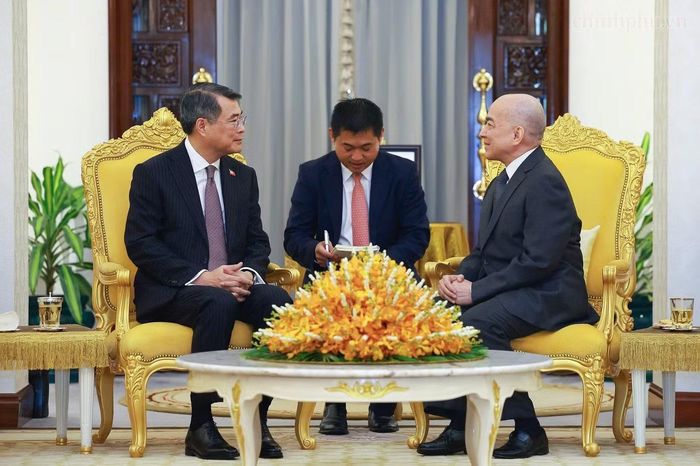 Thủ tướng Lê Minh Hưng với Quốc vương Campuchia. Ảnh: VGP