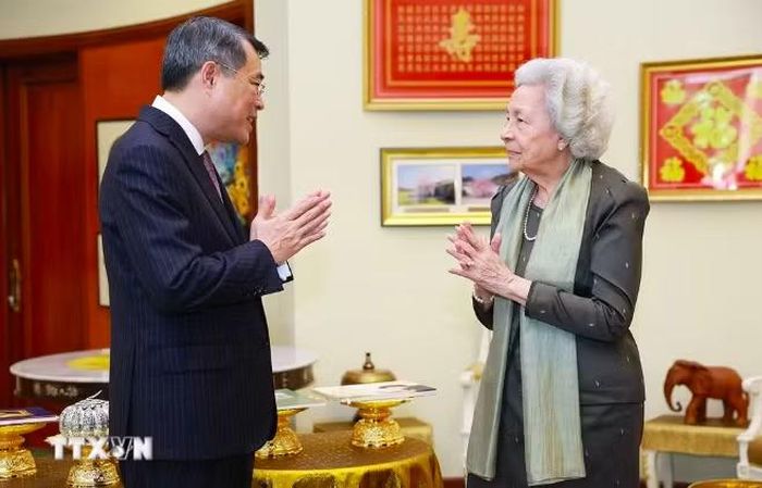 Thủ tướng Lê Minh Hưng chào Hoàng Thái hậu Norodom Monineath Sihanouk. Ảnh: TTXVN
