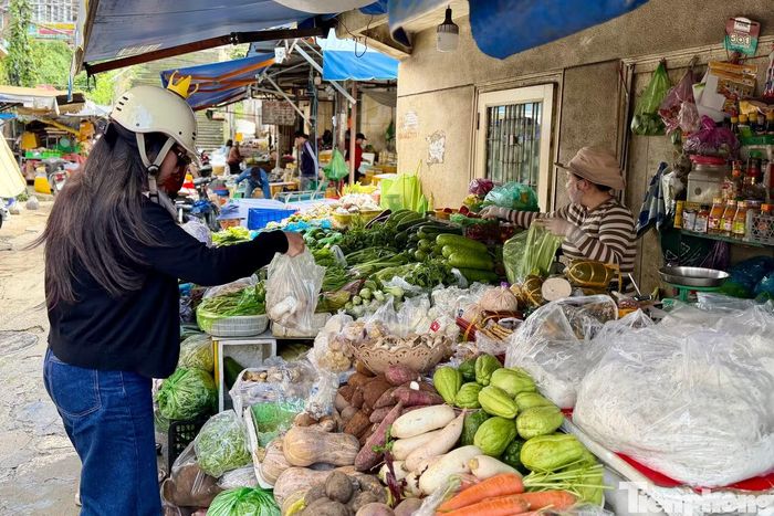 Người dân ưu tiên chọn mua một số loại rau, củ, quả có giá rẻ hơn để tiết kiệm chi phí.