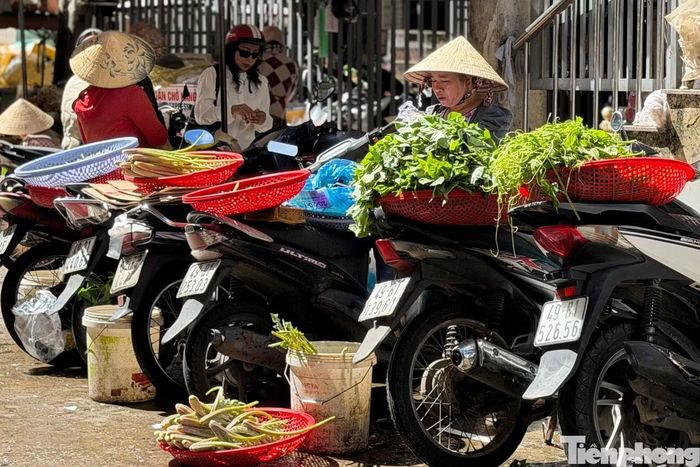 Lượng rau xanh tại chợ Đà Lạt giảm so với ngày thường.