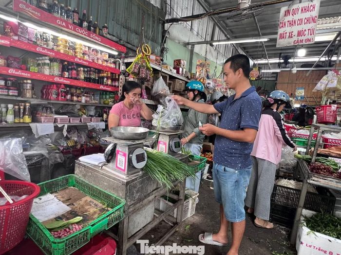 Rau tăng giá cao làm người dân phải tính toán hơn khi chi tiêu.
