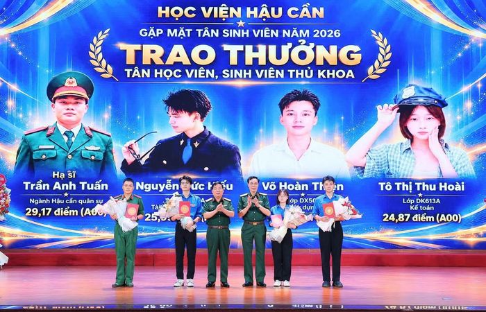 Bốn tân thủ khoa được trao thưởng trong chương trình gặp mặt tân sinh viên năm học 2026-2027 của Học viện Hậu cần.