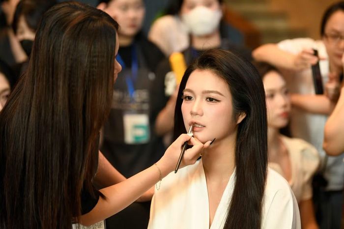Không khí khẩn trương từ đội ngũ make-up cho đến thí sinh.