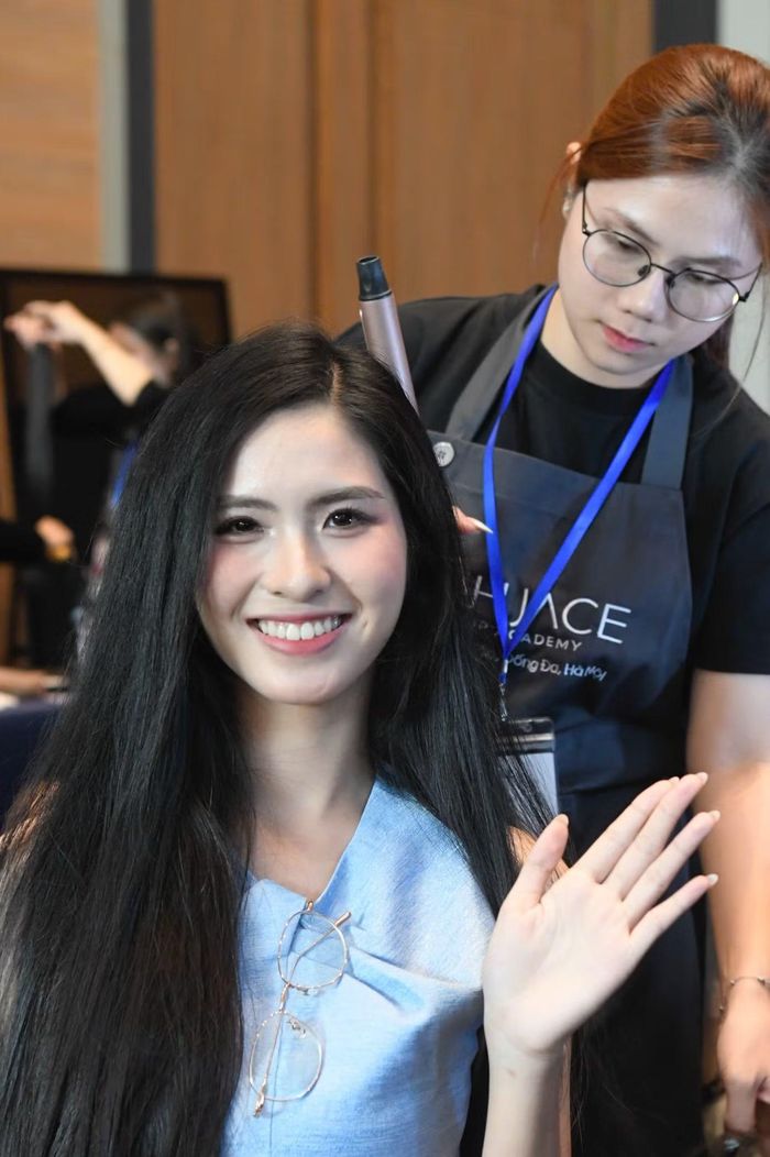 Lê Phương Nghi thuộc nhóm thí sinh có mái tóc dài nhất cuộc thi.