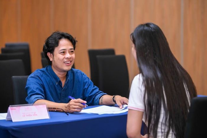 Đạo diễn Lê Thiện Viễn đặt câu hỏi cho thí sinh.
