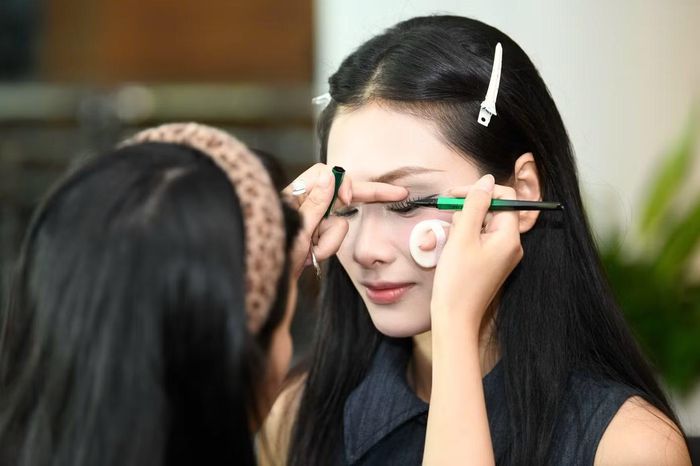 Cận khuôn mặt 2 thí sinh Khánh Ly, Hải Lan trước giờ G.