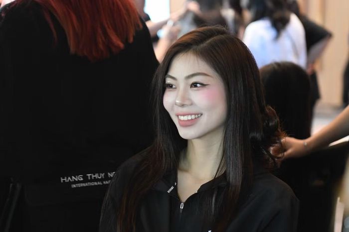Thí sinh Văn Hà Phương Nhi sinh năm 2000, là du học sinh trở về Việt Nam sau 5 năm học tập và làm việc tại Australia. Sau một hành trình dài, Phương Nhi hoàn thiện về nhan sắc, kỹ năng, sẵn sàng bước vào đêm thi quan trọng.