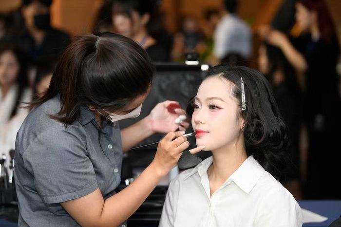 Thí sinh Nguyễn Yến Trang hài lòng với khâu make-up và sẵn sàng bước lên sân khấu trình diễn.