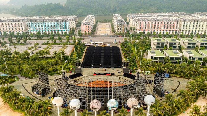 Sân khấu quy mô lớn với sức chứa lên đến 3.000 chỗ ngồi.