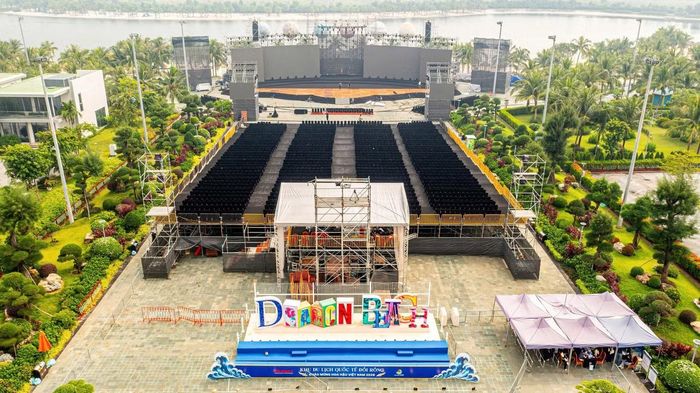 Hoa hậu Việt Nam 2026 tiếp tục chọn sân khấu ngoài trời cho đêm chung khảo và chung kết tại Hải Phòng. Ban tổ chức mong muốn đón đông khán giả đến xem trực tiếp, đồng thời mang đến phần trình diễn hoành tráng, mãn nhãn mặc dù lựa chọn này đi cùng áp lực về thời tiết, an toàn và công tác tổ chức.