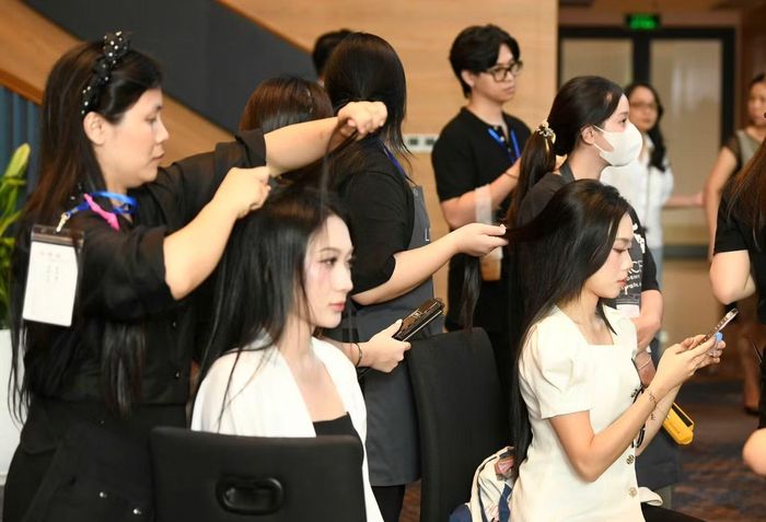 Trước đó, các cô gái đã được tổng duyệt, chọn lay-out phù hợp nhất để tỏa sáng trong đêm chung khảo Hoa hậu Việt Nam 2026.