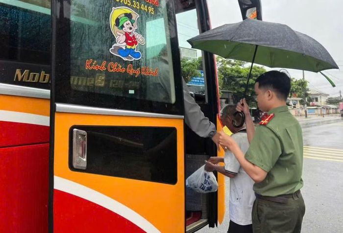 Công an phối hợp cùng nhà xe đưa cụ ông trở về nhà an toàn.